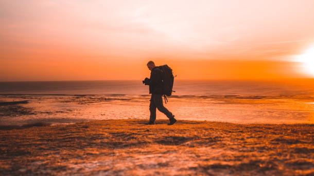 Mand der vandrer i morgensolen