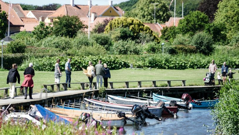 Mennesker der går langs Fiskerstien i Sæby