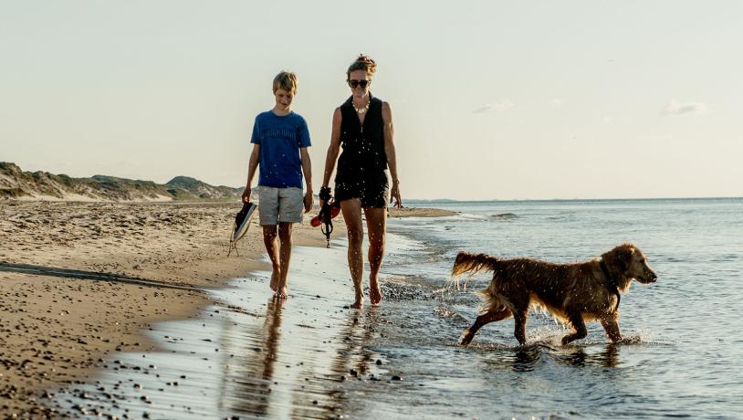 Mor, barn og hund på Skagen Strand