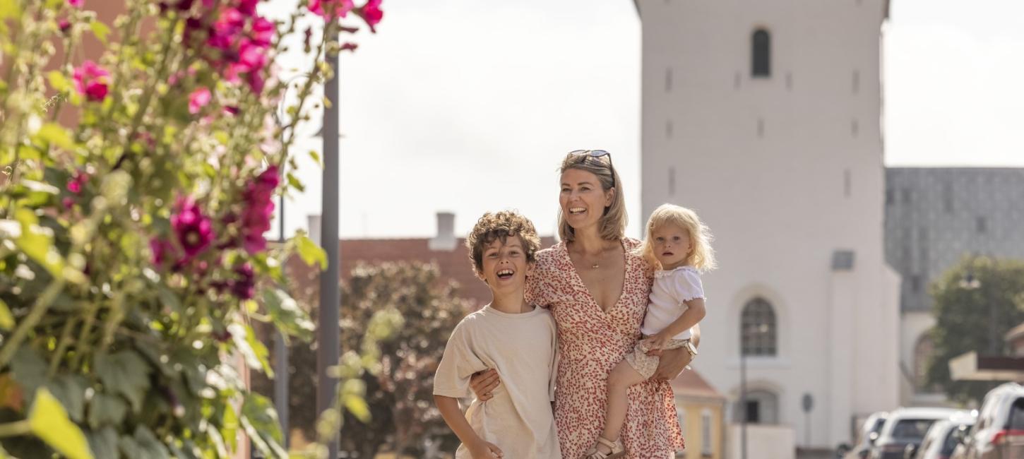 Familie foran Sæby kirke