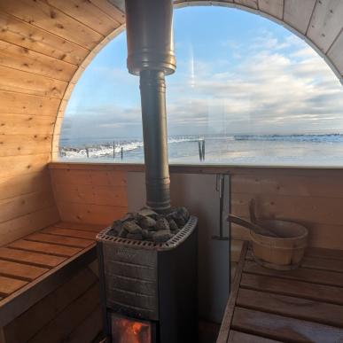 Hou Havne bad, set indenfra den mobile sauna