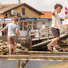 Drenge på Sæby havn